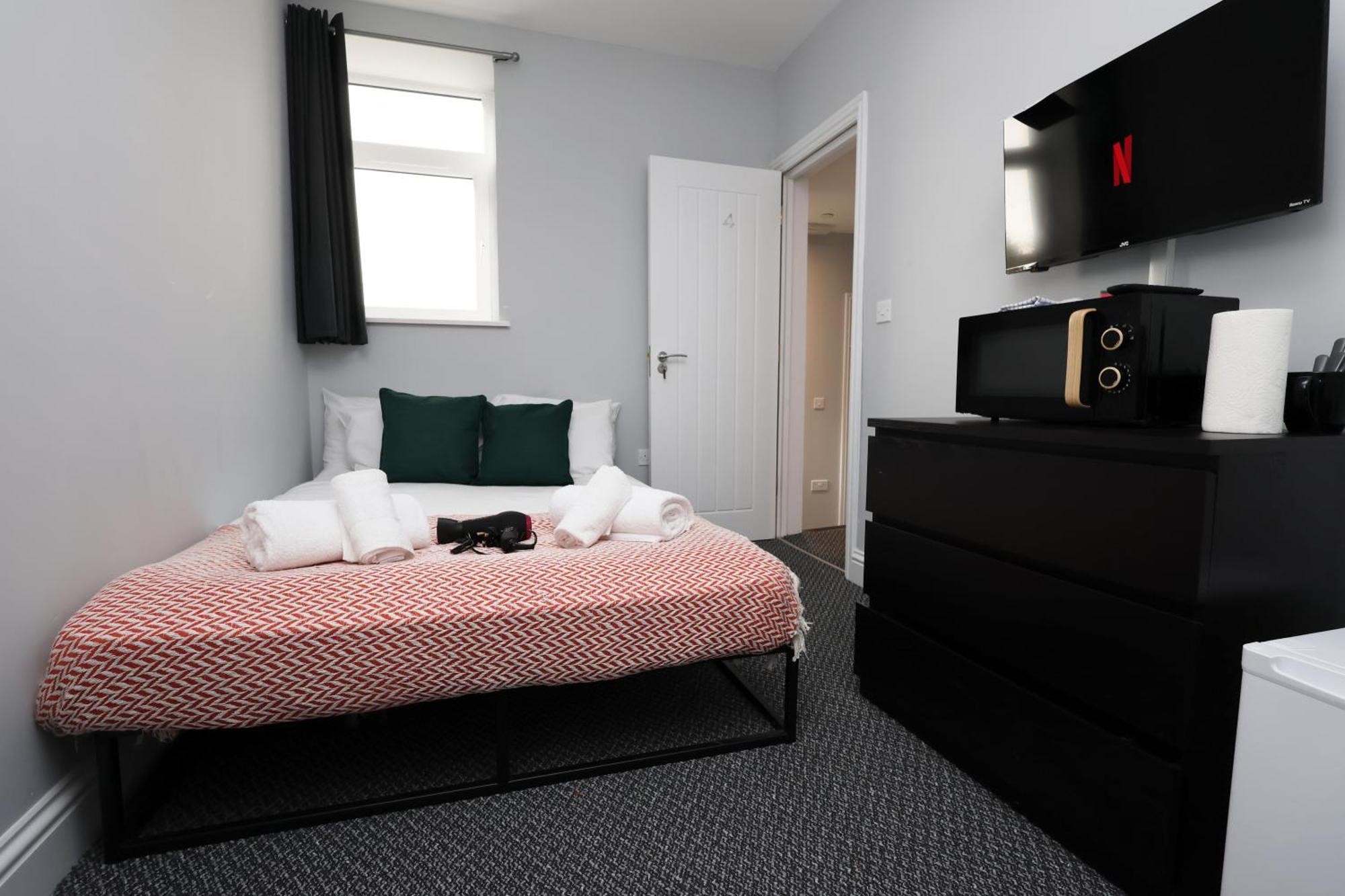 En-Suite Double Rooms, Smart Tv Comfy Style ลาแนคลี ภายนอก รูปภาพ