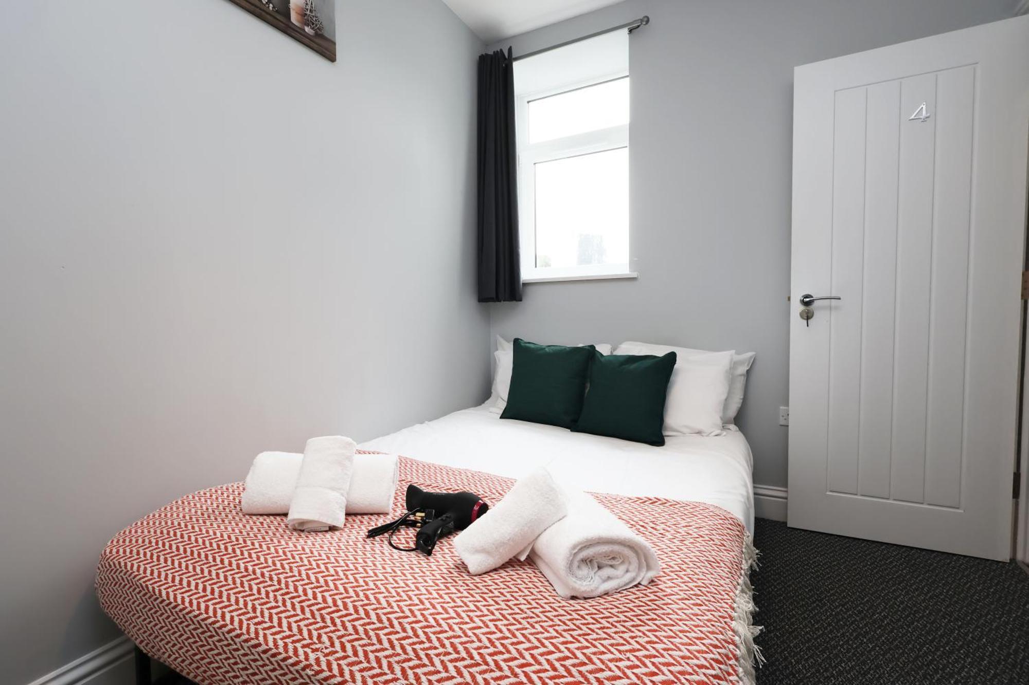 En-Suite Double Rooms, Smart Tv Comfy Style ลาแนคลี ภายนอก รูปภาพ