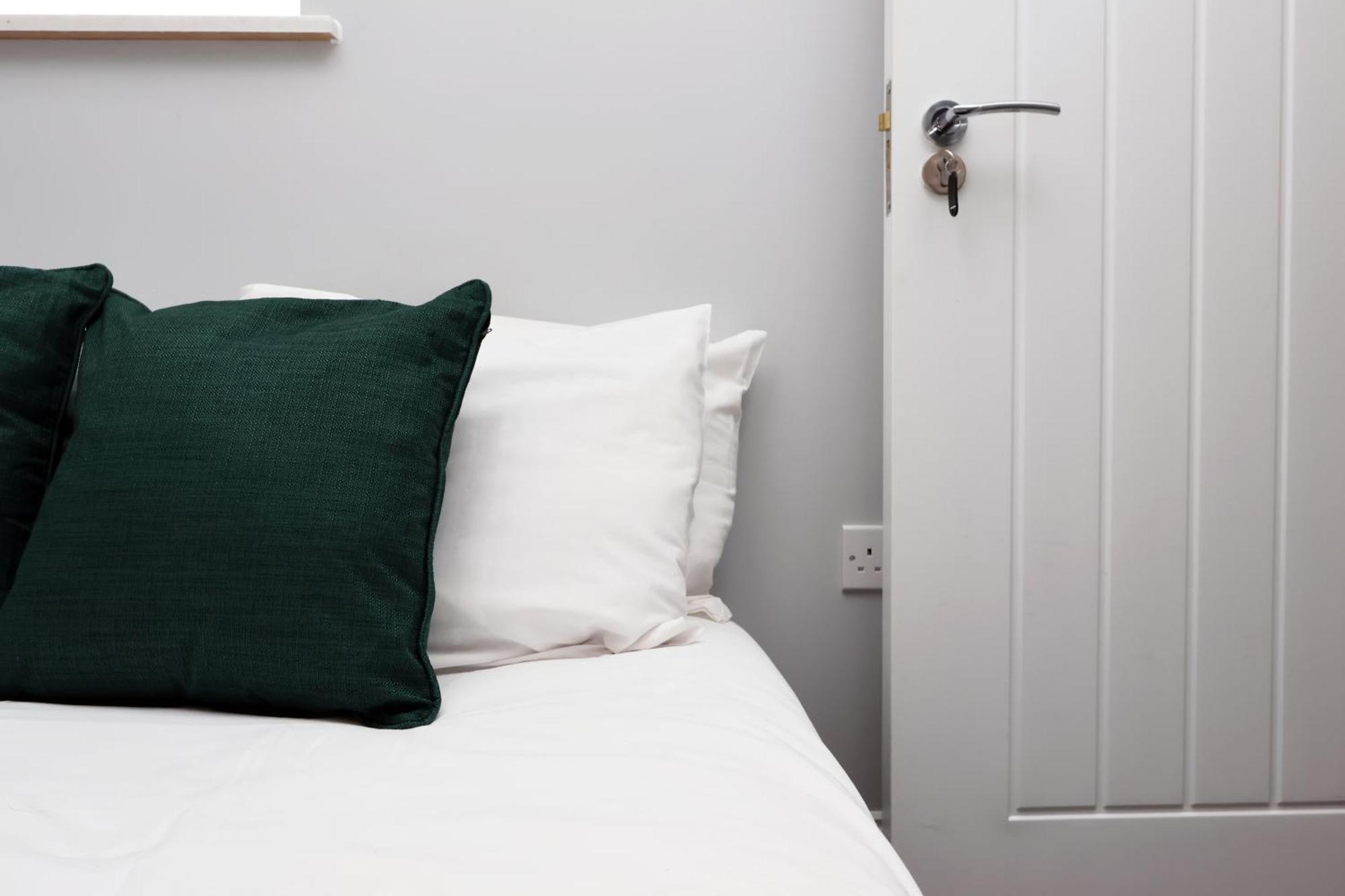 En-Suite Double Rooms, Smart Tv Comfy Style ลาแนคลี ภายนอก รูปภาพ