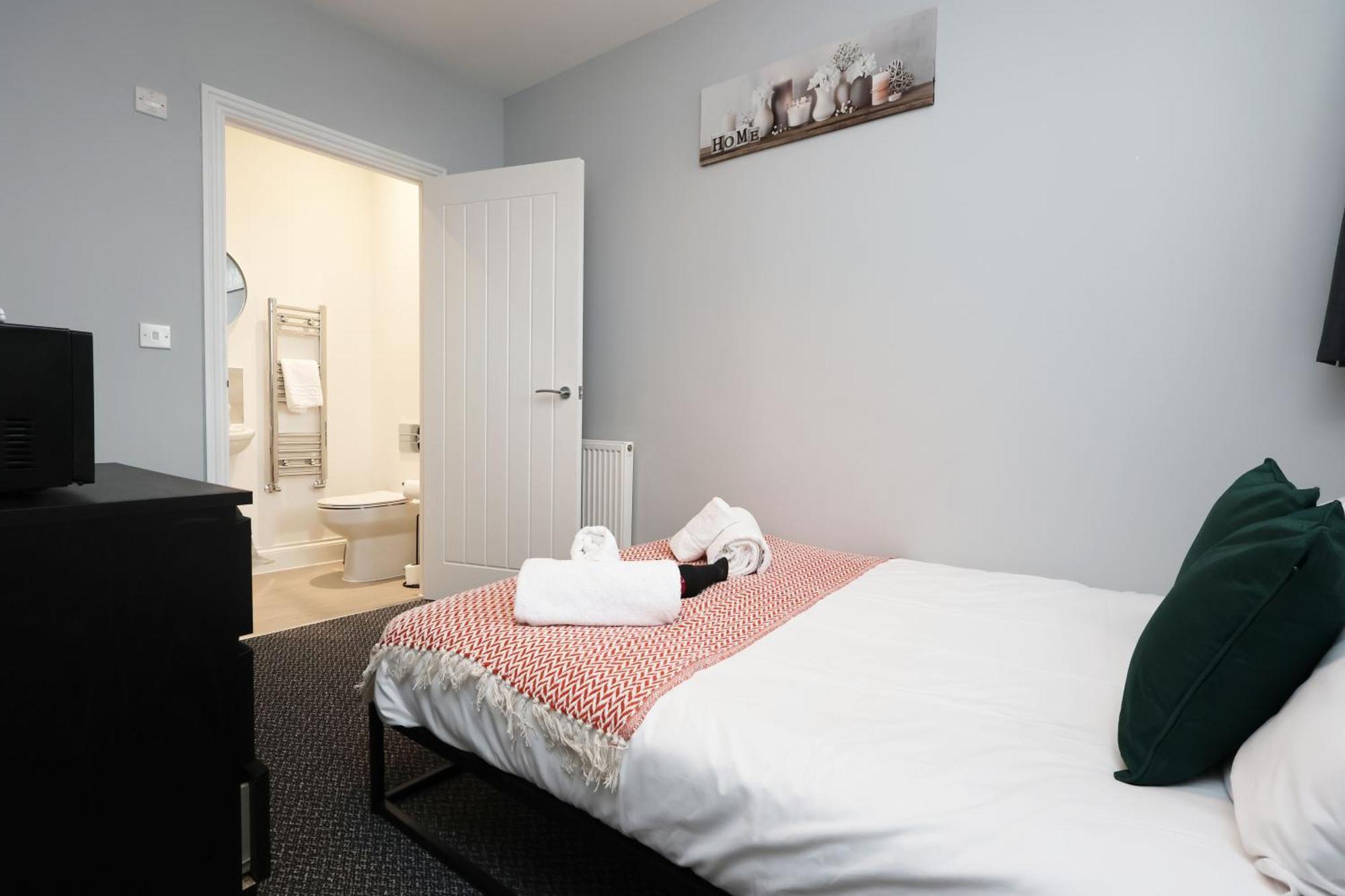 En-Suite Double Rooms, Smart Tv Comfy Style ลาแนคลี ภายนอก รูปภาพ