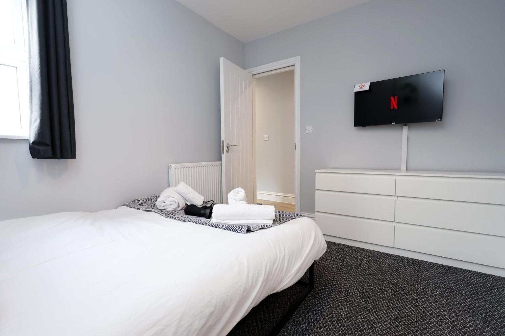 En-Suite Double Rooms, Smart Tv Comfy Style ลาแนคลี ภายนอก รูปภาพ
