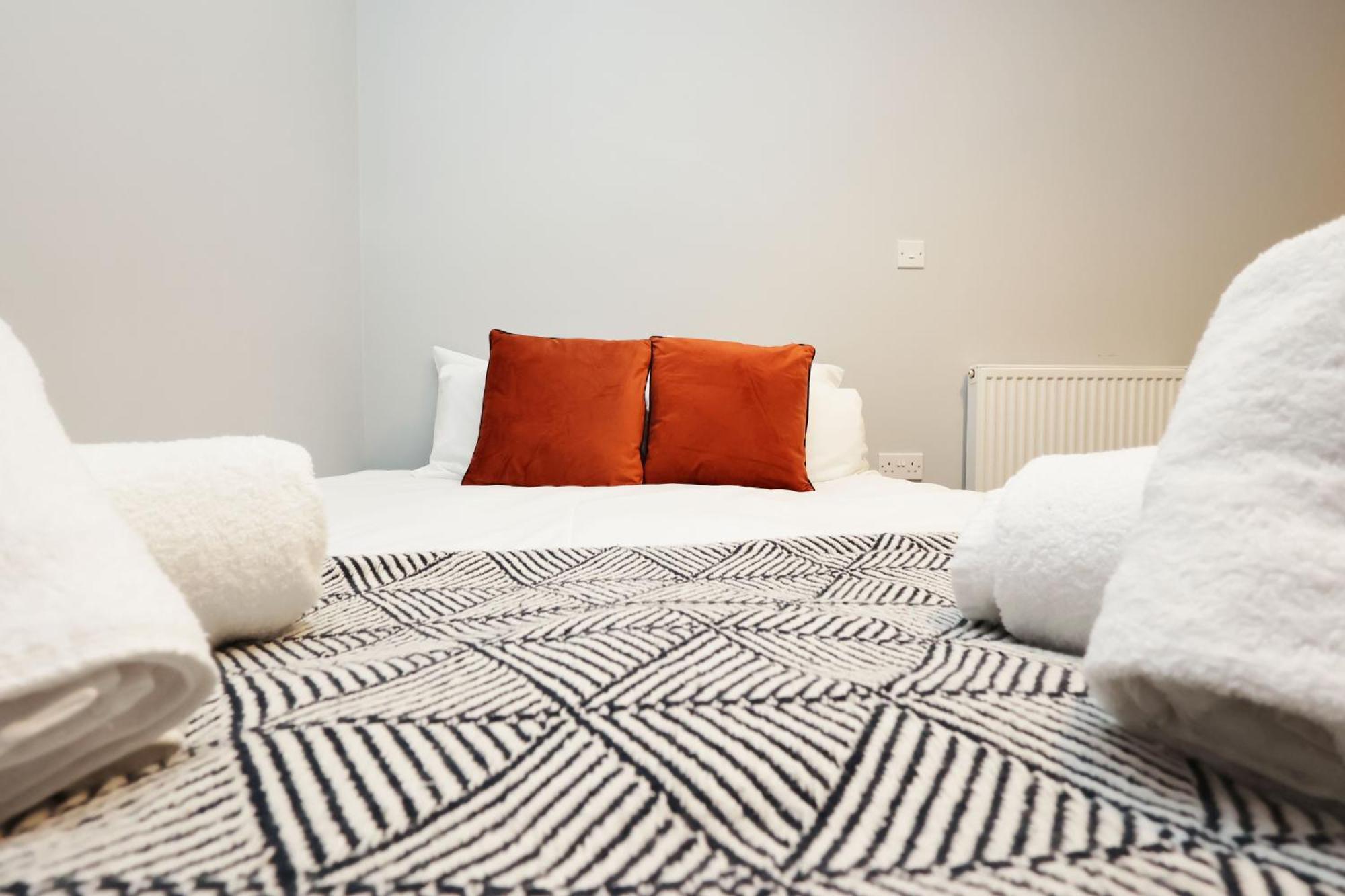 En-Suite Double Rooms, Smart Tv Comfy Style ลาแนคลี ภายนอก รูปภาพ