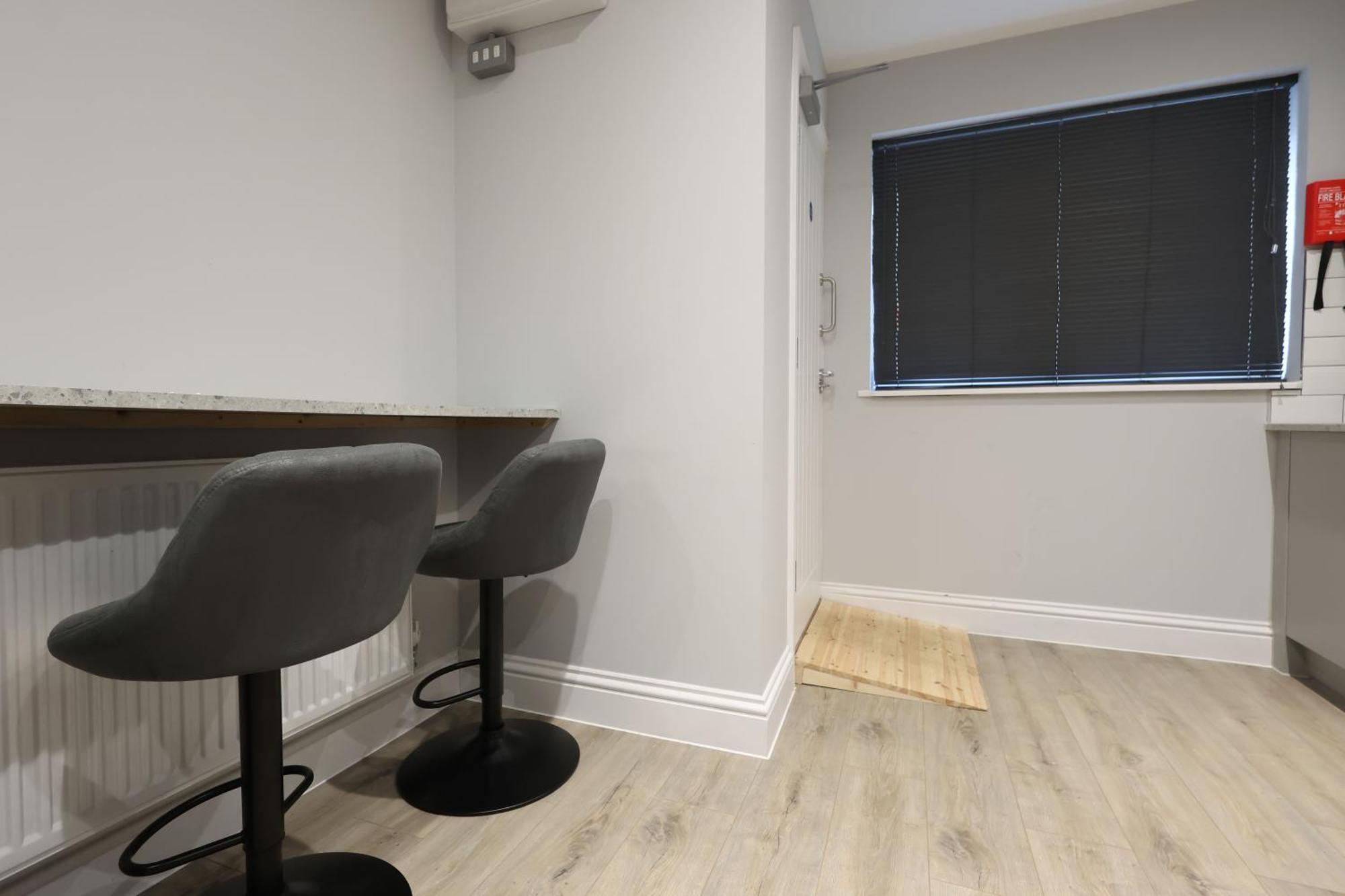 En-Suite Double Rooms, Smart Tv Comfy Style ลาแนคลี ภายนอก รูปภาพ