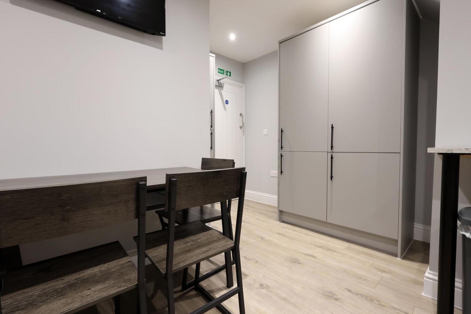 En-Suite Double Rooms, Smart Tv Comfy Style ลาแนคลี ภายนอก รูปภาพ