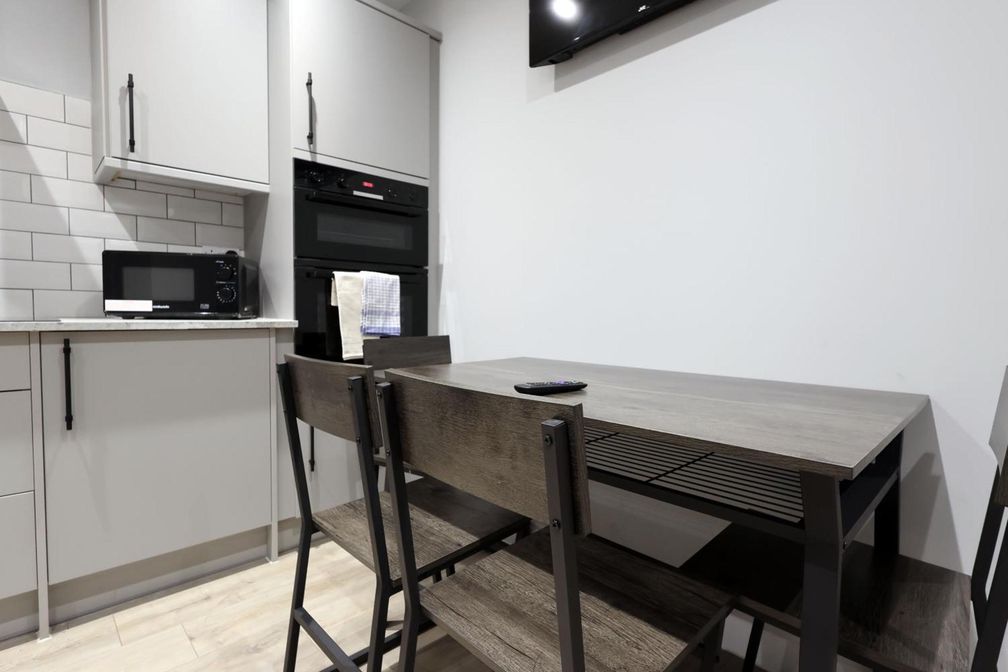 En-Suite Double Rooms, Smart Tv Comfy Style ลาแนคลี ภายนอก รูปภาพ