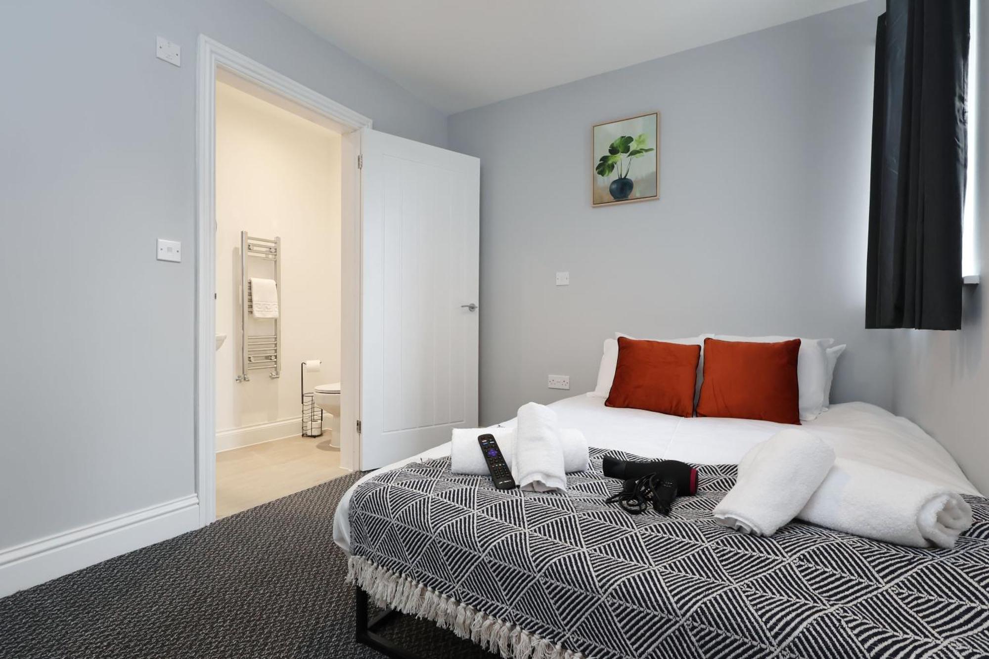 En-Suite Double Rooms, Smart Tv Comfy Style ลาแนคลี ภายนอก รูปภาพ